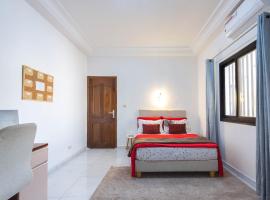 Logement paisible au cœur de Dakar, chambre avec bureau et salle de bain dans un appartement partagé，位于达喀尔的酒店