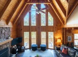 Creekwood Chalet - Hocking Hills with Hot Tub and Near Hiking