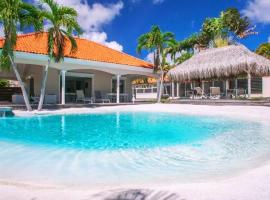 Spacious villa, large swimming pool, beach & lounge，位于勒弗朗索瓦的酒店