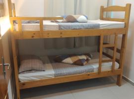 Guaru Inn Hostel，位于瓜鲁柳斯的酒店