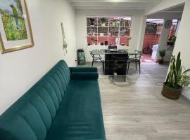Hermosa Casa vía al nevado, termales del otoño, cerca al bosque complejo deportivo y clínica, sector san Marcel，位于马尼萨莱斯的酒店