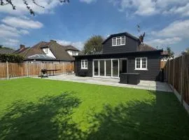 Upmarket home from home in Brentwood Essex, large fully equipped kitchen,4 large bedrooms with private en-suite bathrooms & secure free parking 6 vehicles