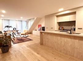 Spacious 2 Bed Room Split Level Apartment，位于Turner的酒店