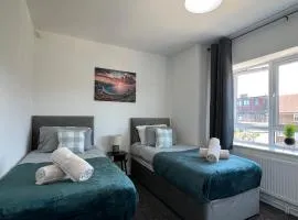 New Build-Free Parking-EV charging-3 Bedrooms-3 showers