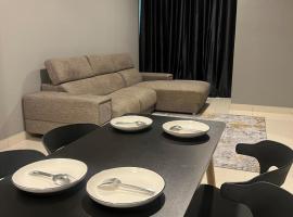 Elegant Pool View Condo at Residensi Suasana Damai，位于八打灵再也的酒店