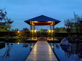 Terra Art Hotel Chengdu--Featuring an exquisite rooftop garden--Offering Western breakfast and coffee&English speaking with tour services -- Free Luggage Delivery Service，位于成都的酒店