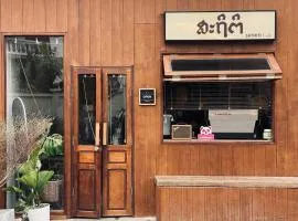 Sathiti Cafe & Bed, 100 mt from Sihom Night Market