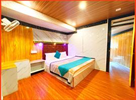 HOTEL ROHILA ! LODGE Walkable Distance From Nainital Lake - View From Room Balcony - WilFi with Parking also Room Services，位于奈尼塔尔的酒店