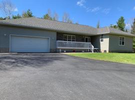 Sleepy Pines Place，位于布里奇沃特的酒店