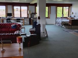 Big & charming loft with wonderful views，位于Gavere的酒店