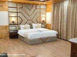 Hotel Satnam Grand Dalhousie !! Main Highway Hotel ! Balcony Rooms ! Parking Space ! Mountain View，位于戴尔豪斯的酒店
