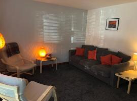NEW Super 2BD Flat near Dalkeith Town Centre，位于达尔基斯的酒店
