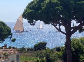 Cannes Beach Access, Private Room in Shared 3-Bedroom Apartment, Private Bathroom, Living Room with Sea View Suite Parentale salle de bain privée accès plages & vue mer du salon dans appartement partagé chez l'habitant，位于戛纳的酒店