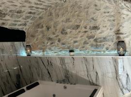 Appartement avec jacuzzi，位于锡斯特龙的酒店