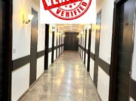 Hotel JB Residency !! Luxurious & Royal Balcony Rooms !! Large Rooms，位于齐拉克普尔的酒店