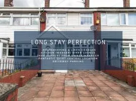 Free Driveway Parking 3 Double Bedroom House, Ideal for long term contractor, etc stays, 4 miles 11 mins drive to Nissan, 20 mins drive to Sunderland Newcastle, Fast WIFI - see Dwellcome Home Ltd site for assurance