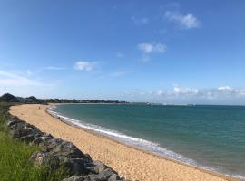 Maisonnette à 30 mètres de la plage，位于奥雷龙圣但尼的酒店