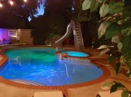 Cozy Guesthouse with Private Pool and Heated Jacuzzi