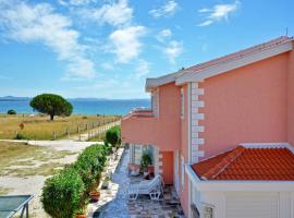 Al Mar Apartments，位于宁的酒店