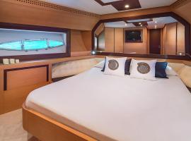Habitación Suite, Alojamiento Apartamento Barco，位于罗萨斯的船屋