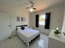Casa 1 km da Praia Enseada com Garagem，位于瓜鲁雅的酒店