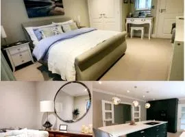 King size room with own bathroom & livingroom in a luxury home, free WiFi, HOMESTAY
