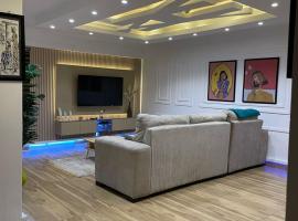 Luxury 2BR Wuse 2 247 Power Free Wi-Fi，位于阿布贾的酒店