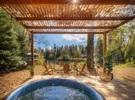 Hills Haven - Luxury Riverfront Cottage