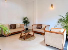 House with Private Pool Perfect for Family Holiday，位于拉维尼亚山的酒店