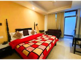 MUSSOORIE HOTEL THE GARDEN! R!CH TO ! MUSSOORIE! - Restaurant - Room Service - Free Parking & free Wi-fi Facilities Available Near Mall Road - A Premium Hotel In Mussoorie for Summer Vacation，位于穆索里的酒店