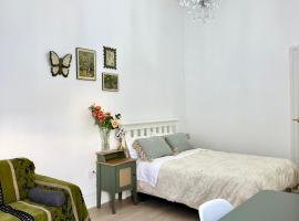 Free Parking,5 minutes to the city, 20 minutes to the airport, a single-story villa of more than 1,000 square meters in a prime location,unit 3，位于奥克兰的酒店