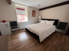Lovely single room 5 minutes walk from ocean，位于夏洛特顿的旅馆