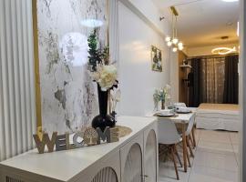 Hotel - Style Studio with balcony Davao City，位于达沃市的带泳池的酒店