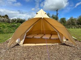 Greenfinch Lakeside Bell Tent Basic with Airbeds Only，位于大圣科勒姆的豪华帐篷