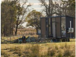 Little Argyle Tiny House by Tiny Away，位于库纳巴拉布兰的小屋