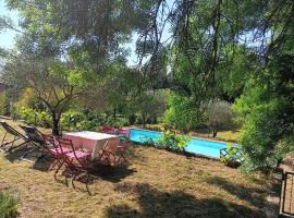 Gîte Gard 4-5 personnes Piscine et rivière，位于Saint-Julien-de-Cassagnas的酒店