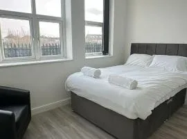 Central 2 Bed Apartment - Free WiFi!