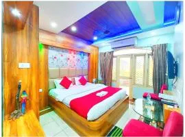 HOTEL THE ASHRAY Near Golden Sea Beach And Jagannath Temple - Fully Air Conditioning Hotel - All Rooms Spacious & Luxuary - Lift - Restaurant and Parking Facilities - A Top Rated Luxuary Hotel
