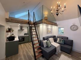 Holly Cottage Cozy Loft，位于Aghade Bridge的酒店