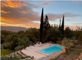 Maison avec piscine privée Proche Cassis et Aix-en-Provence，位于Belcodène的酒店