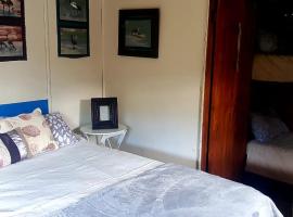 Island Cabin at Drakensberg International Backpackers，位于Mpofane的酒店