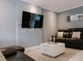 Badger Lane - 3 Bedroom House, parking and garden!