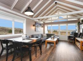 Scenic 3BR Summerhouse w HotTub Near Golden Circle，位于Minni-Borg的酒店