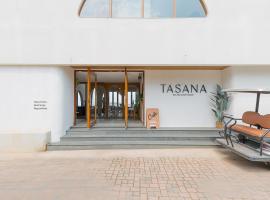 Tasana bar and luxury resort，位于格兰岛的带泳池的酒店
