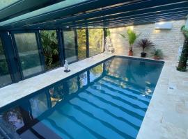 Villa riviera hammam, piscine & jacuzzi，位于La Ferté-Alais的酒店