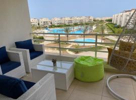 شاليه للإيجار في امواج الساحل الشمالي Chalet 2 BDs 2 BRs for rent at Amwaj Sidi Abdelrahman for families ONLY and NOT Including pass fees，位于Sīdī ‘Abd ar Raḩmān的酒店