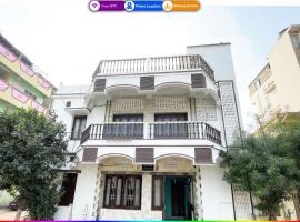 OT Hotel # R # Krishna Guest House Near Sea-Beach PURI, BALCONY, KITCHEN, NON AC and AC Rooms Wifi,- Parking Facilities - BEST HOTEL IN PURI，位于普里的酒店