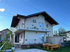 Komfort full house in Sarajevo 9 kreveta 1 bracni，位于Doglodi的酒店