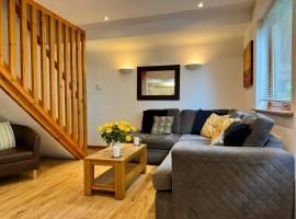 Acorn Lodge for Six with Hot Tub - Devon，位于查德利的木屋