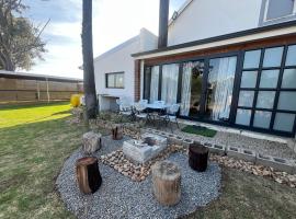 Hephzibah Inn Farm Cottage，位于Hermon的酒店